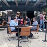 Restaurantes en rebeldía: abren sus puertas en semáforo rojo