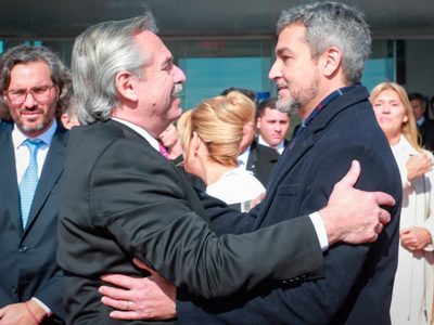 Alberto Fernández llegó a Paraguay: lo recibió el presidente Mario Abdo Benítez