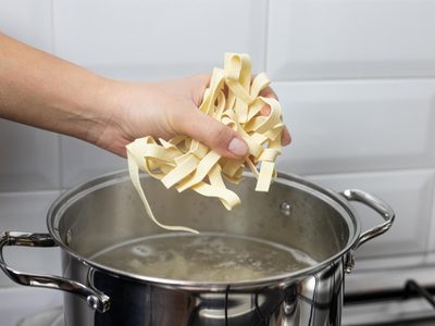 Cocinar la pasta con el fuego apagado en medio de la crisis energética en Italia