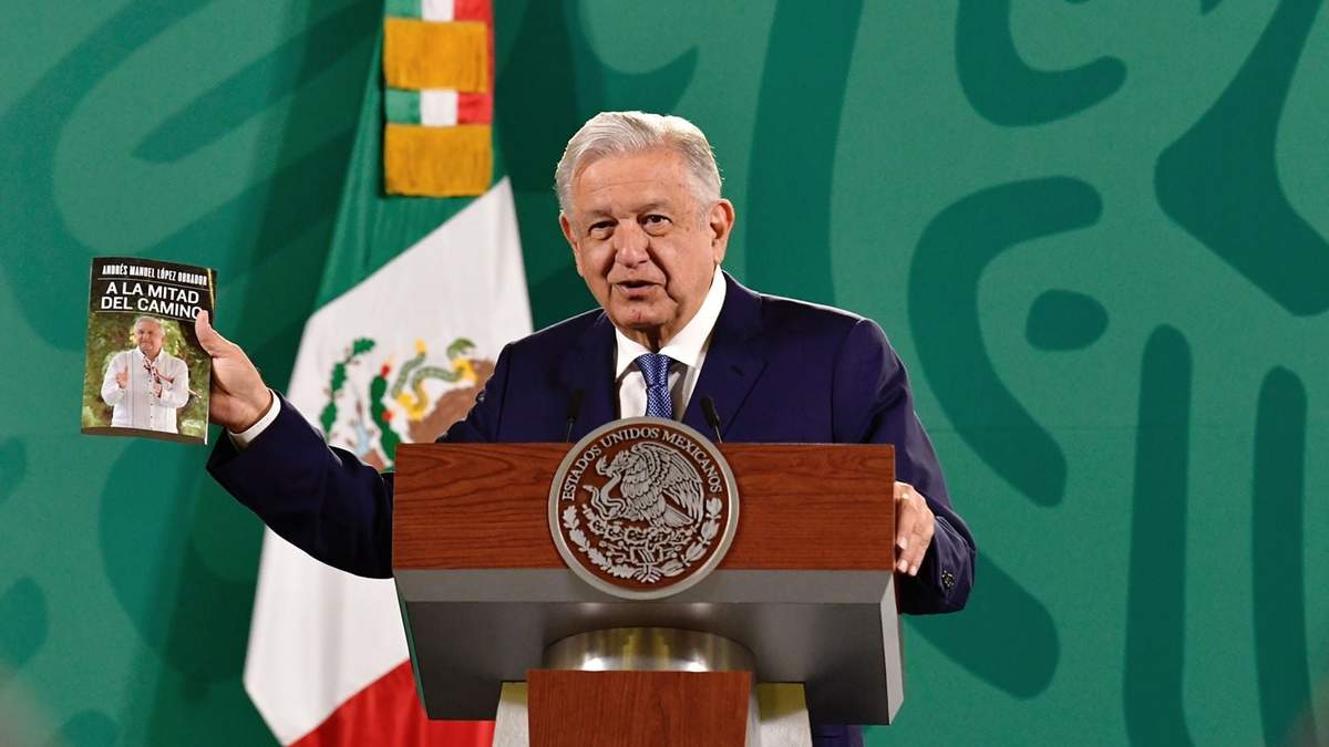 AMLO mostró su nuevo libro en su conferencia mañanera