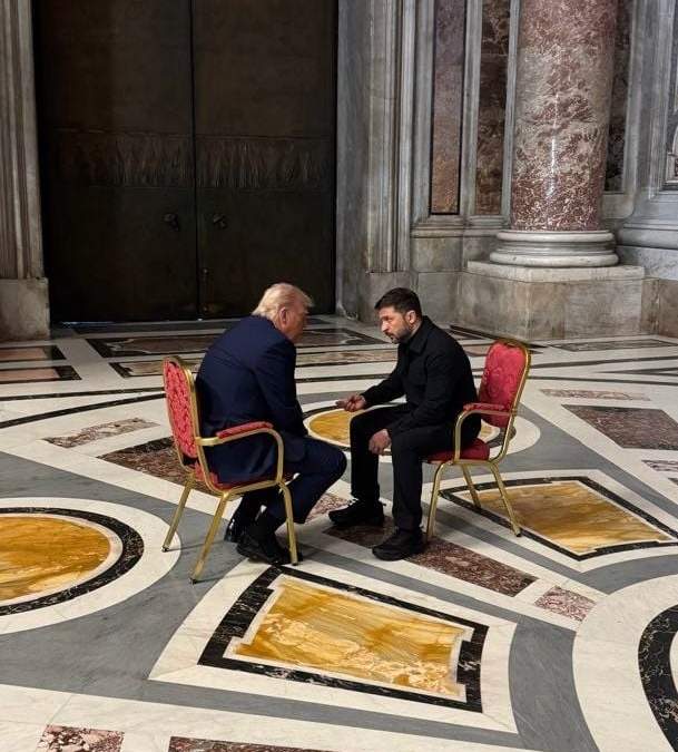 Los mandatarios  de EU y Ucrania, Donald Trump y Volodimir Zelenski en su encuentro en Roma, antes del funeral del papa Francisco