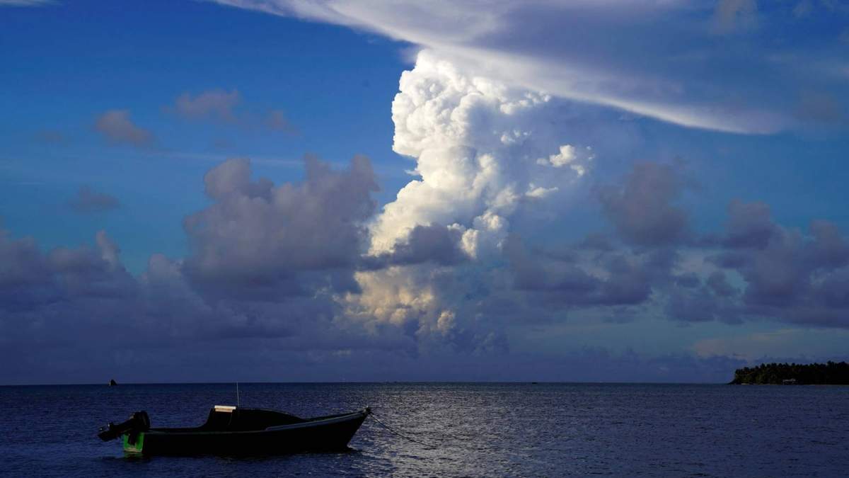 La erupción de un volcán submarino cerca de Tonga. Fuente: (Twitter)