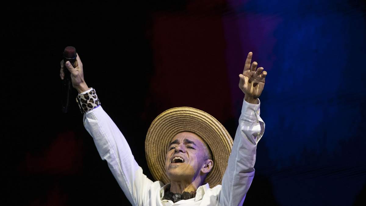 Rubén dirige el coro del público durante la interpretación de Las Batallas