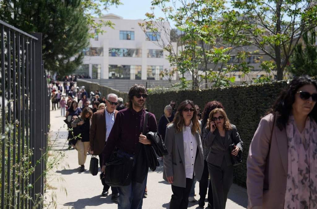 Gente sale de unas oficinas judiciales después de que un hombre hizo disparos y dejó varios heridos, en Atenas, el martes 28 de abril de 2026