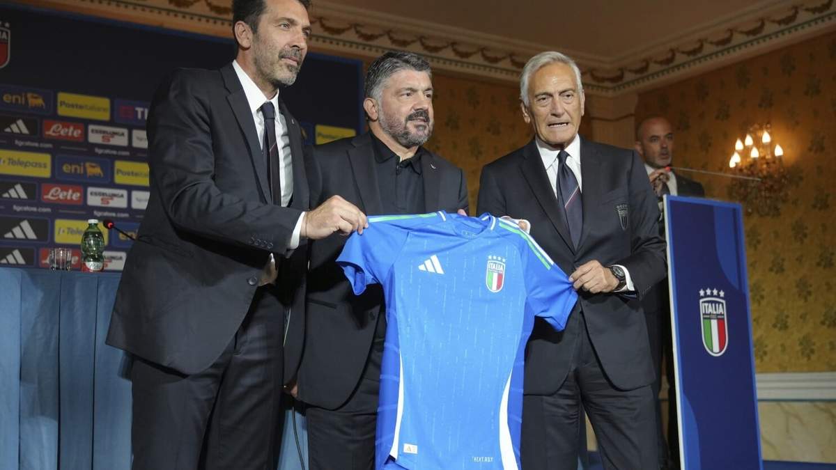 El nuevo entrenador de la selección de Italia Gennaro Gattuso posa con el presidente de la Federación de Italia Gabriel Gravina y el exjugador Gianluigi Buffon en conferencia de prensa