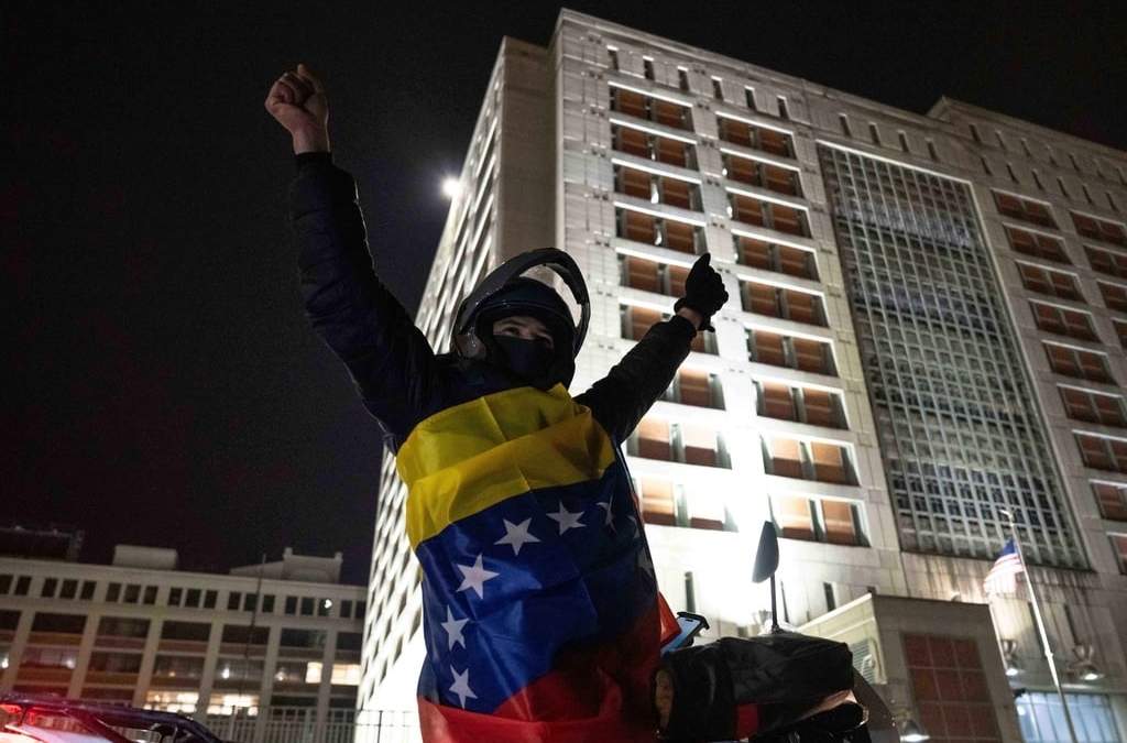 Un migrante venezolano celebra afuera del Centro Metropolitano de Detención en Nueva York el 3 de enero del 2026