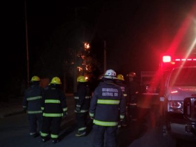 Un incendio en la noche del domingo destruyó por completo una vivienda en Cutral Co