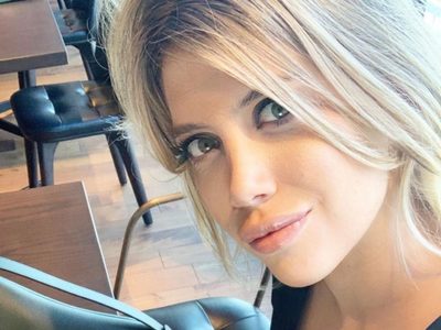 Wanda Nara relajada en el sofá solamente con la bata ¡Majestuosa!