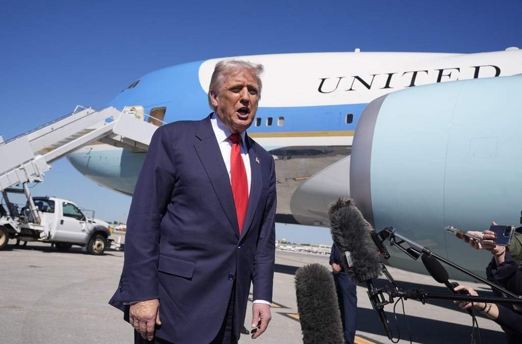 El presidente Donald Trump habla con los medios de comunicación tras su llegada al Aeropuerto Internacional de Palm Beach, el viernes 31 de octubre de 2025, en West Palm Beach, Florida