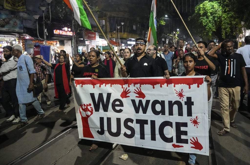 Miembros del foro ciudadano marchan en protesta por la violación y asesinato de una médica residente en un hospital gubernamental en Calcuta, India, el martes 1 de octubre de 2024