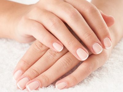 Nail Art con el toque de color justo: la manicura francesa para uñas cortas que vas a pedir en tu próxima cita