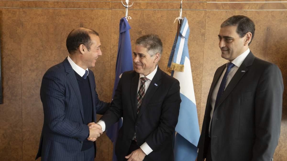 Omar Gutiérrez junto a autoridades de YPF. Fuente: (Twitter)