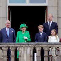 Isabel II cierra el Jubileo de Platino con aparición sorpresa en balcón del Palacio de Buckingham
