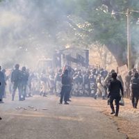 GN y Ejército se enfrentan con gases lacrimógenosy piedras contra pobladores de Quespala, Chiapas