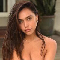 "¡Taquicardia asegurada!" Alexis Ren un vestido demasiado escotado y... ¡s ve todo!