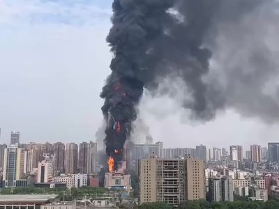 Un impresionante incendio se traga un rascacielos en China: no habría víctimas fatales