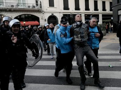 Manifestantes condenan homenaje a víctimas de grupos izquierdistas de Argentina de la década de 1970