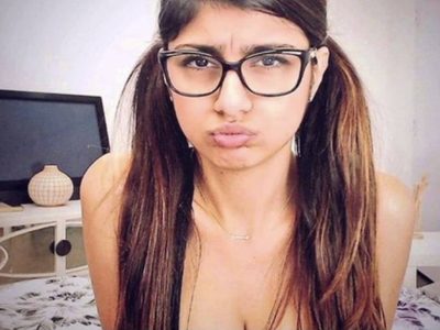 ¡Así la encontraron! Mia Khalifa es sorprendida desde su camita haciéndolo ¡Te deja sin aliento!
