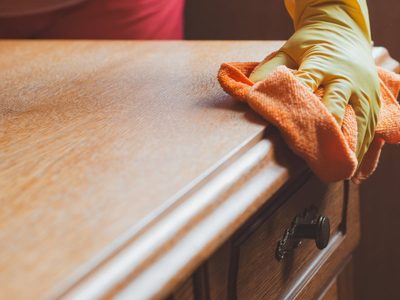 Con solo 2 ingredientes, prepará este eficaz limpiador de polvo para tus muebles y cajoneras de madera