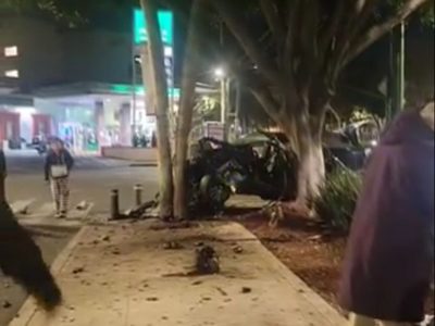 Jóvenes destrozan auto al chocar contra un árbol en Miguel Ángel de Quevedo; murieron tres