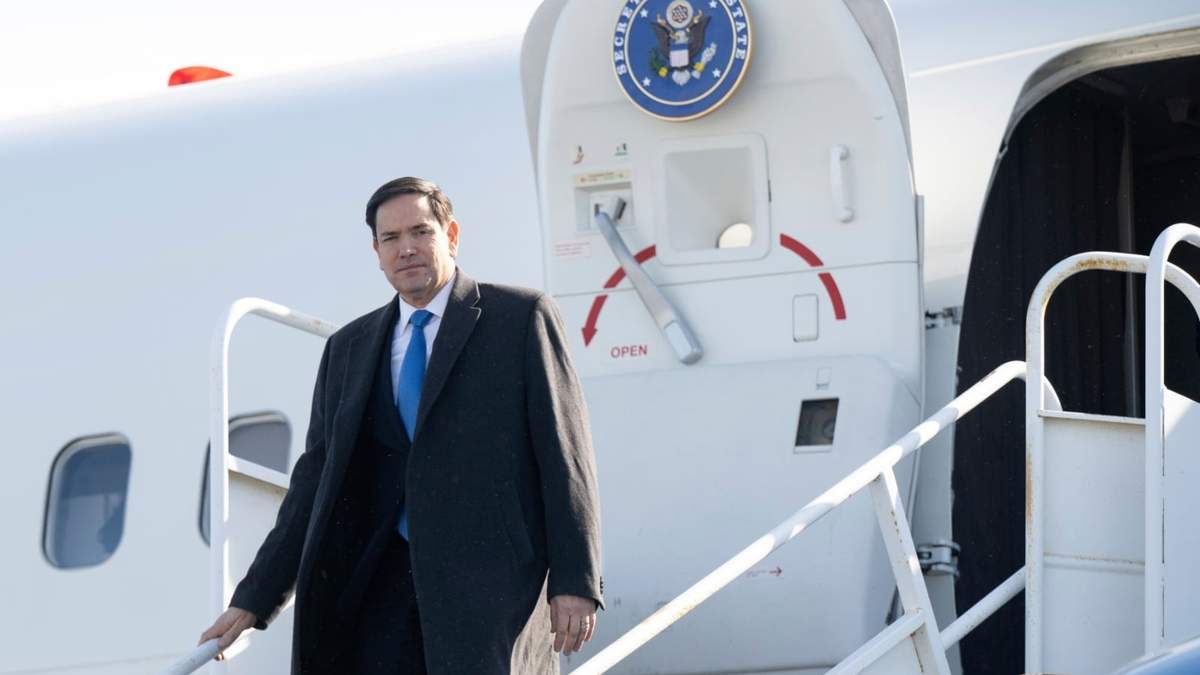 El secretario de Estado de Estados Unidos, Marco Rubio, desembarca de un avión militar a su llegada al aeropuerto internacional Quebec City Jean Lesage en Quebec, Canadá, el 12 de marzo de 2025, en su viaje a una reunión de ministros de Exteriores del G7