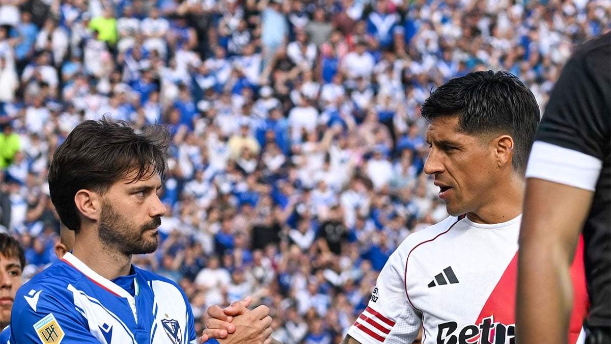 Agustín Bouzat se saluda con Enzo Pérez con cara de pocos amigos