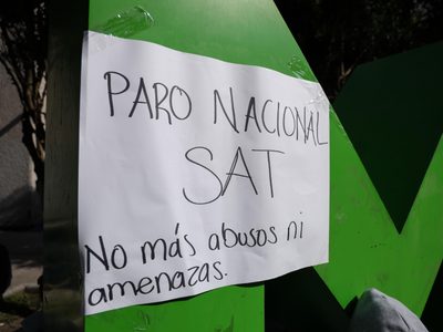 “Brazos caídos”: empleados del SAT bloquean Reforma y las vías al AICM (Video)