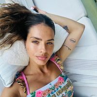 La prenda street style de la China Suárez es un must para salir de la playa o la pile: cómo se usa