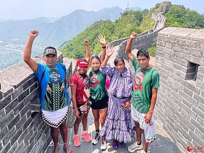 Atletas indígenas mexicanos ganan el oro, plata y bronce en el 23 Maratón de la Muralla China