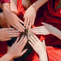 Velvet nails: 8 diseños de Nail Art que le dan glamour total a tu manicura este 2025