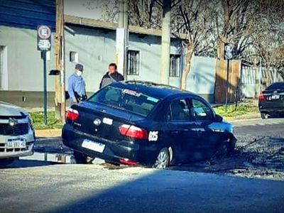 Accidente en Neuquén capital: otro cráter se "tragó" a un auto