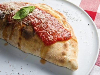 Calzone a la bolognesa: una combinación irresistible, en una receta fácil que te va a sorprender