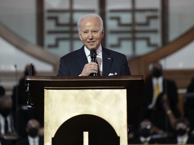 Biden dice que la democracia se encuentra en momento peligroso