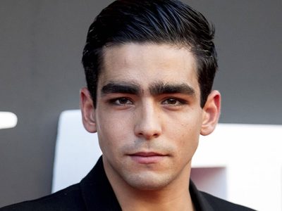 "Me linchan": Omar Ayuso, de "Élite", regresó a Twitter y apuntó contra Fernando Simón