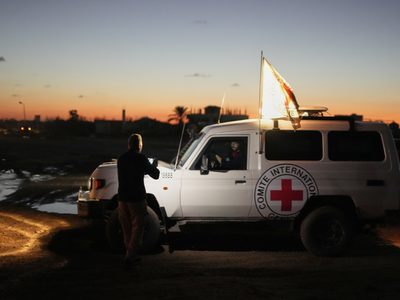 Israel devuelve 15 cuerpos más de palestinos a Gaza mientras se acaba la fase 1 del alto el fuego