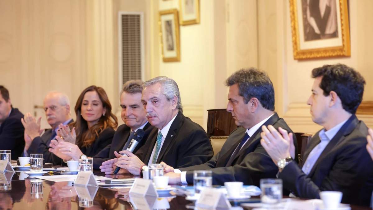 Alberto Fernández junto a sus Ministros, entre ellos, Massa, Rossi, de Pedro, Tolosa Paz. Fuente: (Twitter)