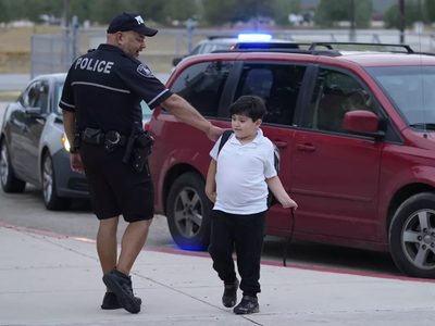 Texas quiere agentes armados en todas las escuelas, pero los recursos disponibles son insuficientes