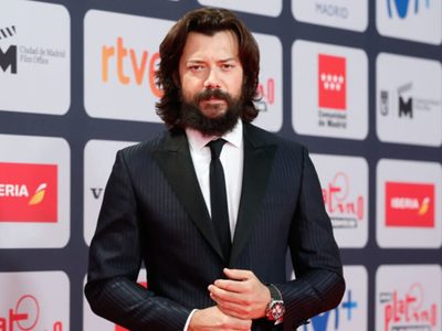 Álvaro Morte, el protagonista de "La Casa de Papel", deslumbró en una gala con un look renovado
