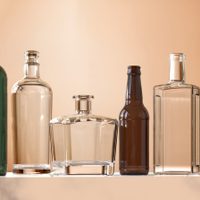 Si tenés una botella de vidrio así, ni se te ocurra tirarla: convertila en esta jarra para agua sin gastar en un bazar