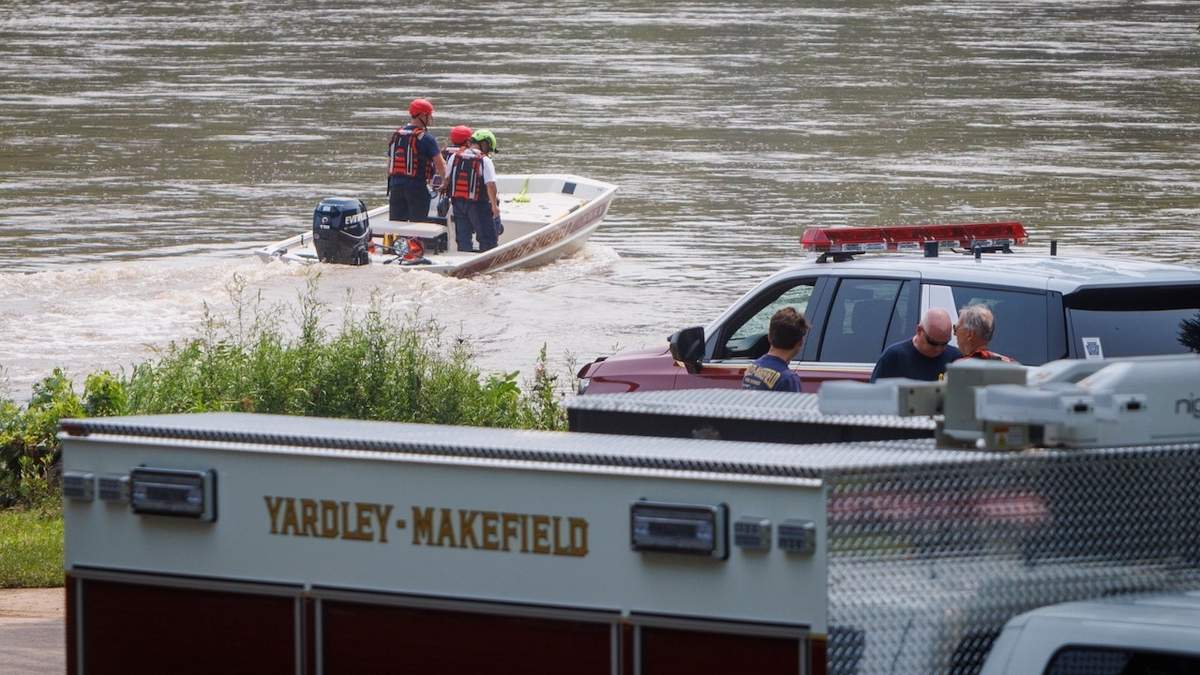 El cuerpo de rescate marino Yardley Makefield inicia tareas de búsqueda en el río Delaware el 17 de julio de 2023, en Yardley, Pensilvania
