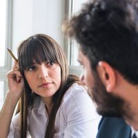 Lo que revela la psicología sobre las personas que no miran a los ojos