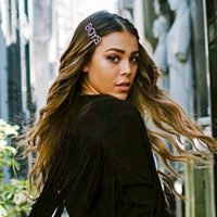 Danna Paola luce un short tan diminuto que asoma todo... ¡Sin pena!