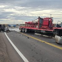 Choque mortal camino a Mari Menuco: un auto terminó partido en tres tras chocar un camión
