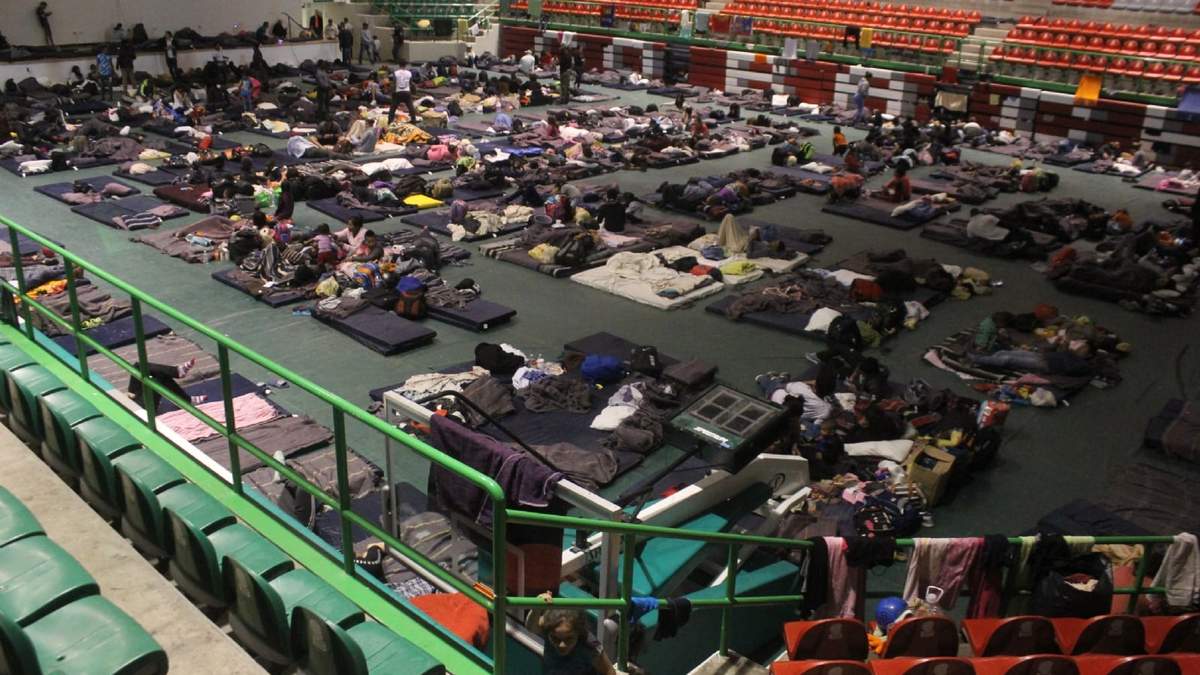 Migrantes en un gimnasio de Ciudad Juárez