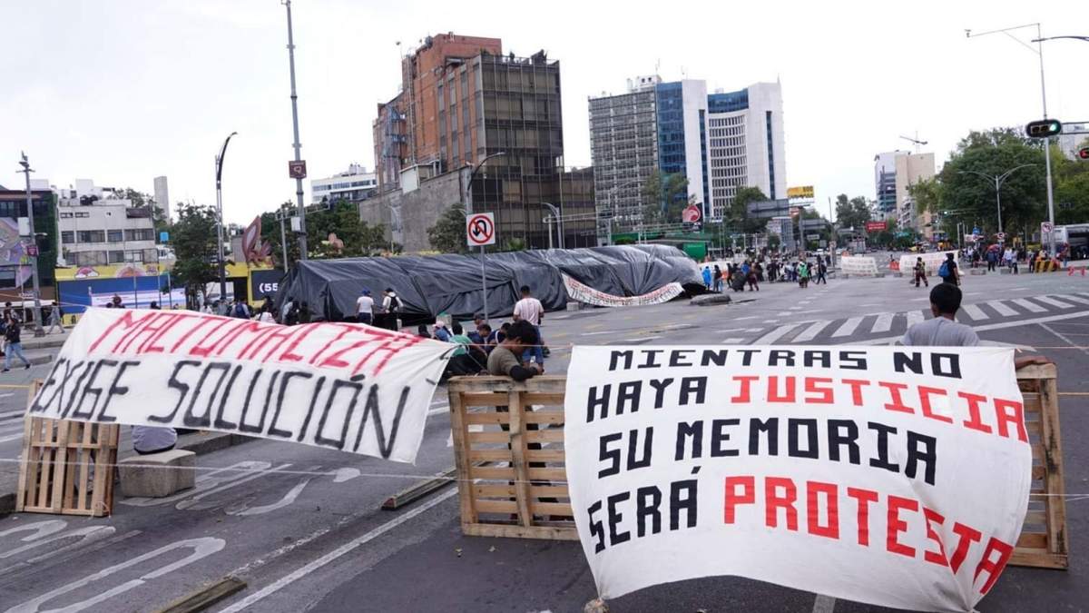 Bloqueo estudiantil en Insurgentes y Paseo de la Reforma