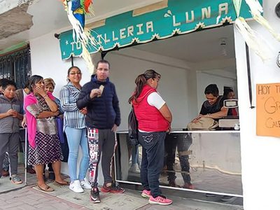 Ricardo Anaya celebra el Día del Taco en la fila de las tortillas