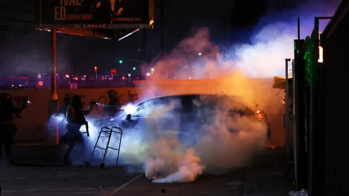 Agentes de policía investigan un vehículo con una persona en su interior durante una protesta contra las redadas migratorias, el 7 de junio de 2025, en Compton, California