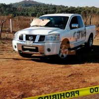 Dejan dos cuerpos en camioneta con siglas del CJNG en Michoacán