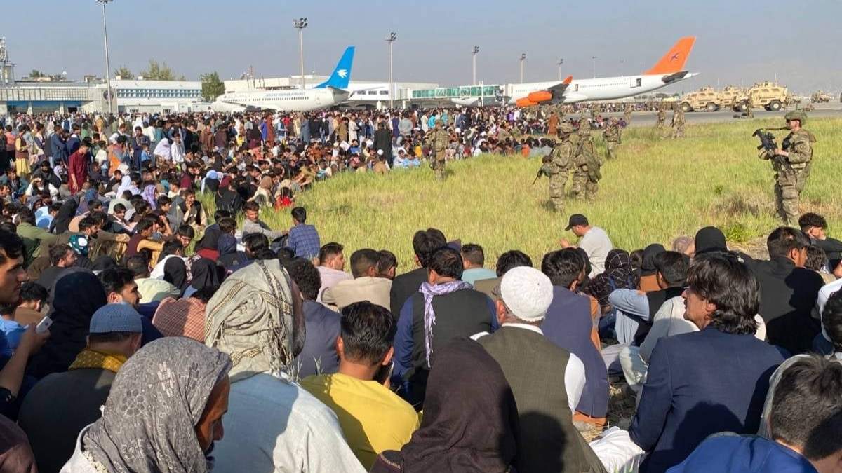 Soldados de EU vigilan a afganos que intentan huir de Kabul