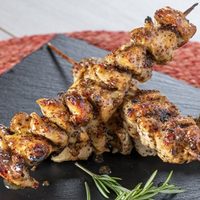 Brochetas de pollo caseras con el truco de la abuela para que queden jugosas y deliciosas